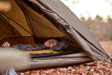 ソロキャンプを楽しむ若い日本人の男性
