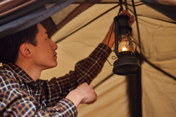ソロキャンプを楽しむ若い日本人の男性