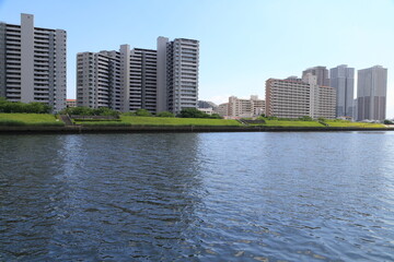 Fototapeta premium 隅田川越しに見える南千住の高層マンション群
