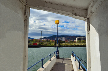 Antigua caseta para embarcar pasajeros en una pequeña barca para cruzar la ría de Bilbao