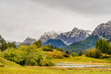 Fototapeta premium Ardez, Dorf, Bergsee, Ruine, Felsen, Unterengadin, Alpen, Graubünden, Wanderweg, Il Lai, Herbst, Herbstfarben, Schweiz