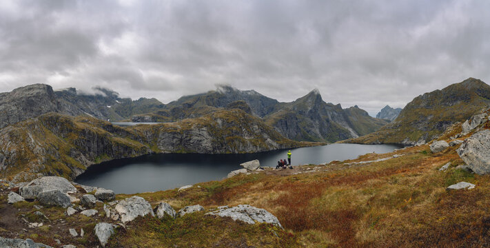See in den Bergen der Lofoten