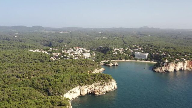 survol a&eacute;rien des plages de calas de Minorque dans les iles bal&eacute;ares en Espagne