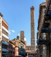 Bologna.Le due Torri: Garisenda e degli Asinelli da via Rizzoli.

