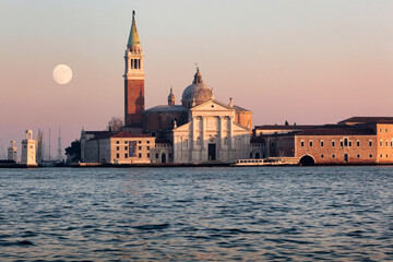 Venezia. Basilica di San Giorgio Maggiore con la luna piena al tramonto.