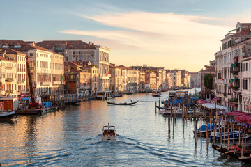Venezia. Veduta del Canal Grande con scia di motoscafo e gondola dal Ponte di Rialto al tramonto