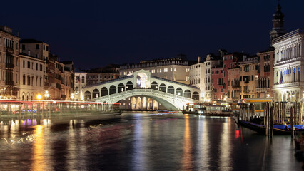 Fototapeta na wymiar Venezia. Ponte di Rialto sul Canal Grande illuminato per la notte