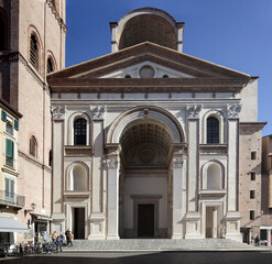 Fototapeta na wymiar Mantova.Basilica di Sant'Andrea, facciata di Leon Battista Alberti 