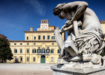 Palazzo Ducale di Parma. Facciata del giardino con scultura
