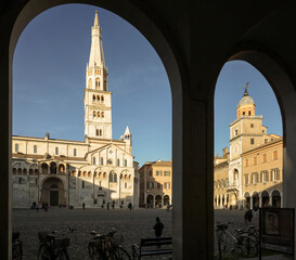 Fototapeta na wymiar Modena. Piazza Grande con la Cattedrale, la Ghirlandina e la Torre Civica