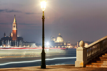 Venezia. Scie luminose di vaporetti nel Bacino di San Marco verso San Giorgio e la Salute