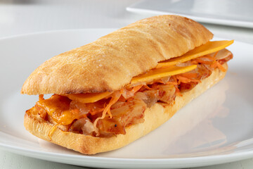 Baguette de beicon  con queso sobre fondo blanco . Bacon baguette with cheese on a white background.