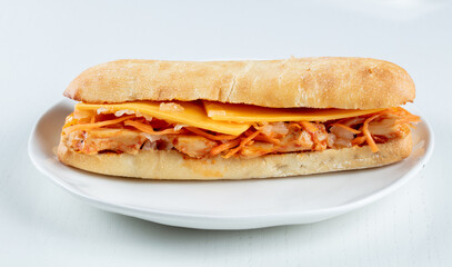 Baguette de pollo con queso cheddar sobre fondo blanco. Baguette de pollo con queso cheddar sobre fondo blanco.