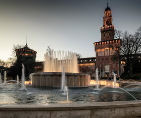 Milano. Piazza Castello con la Fontana Torta degli Sposi e Torre del Filarete al crepuscolo