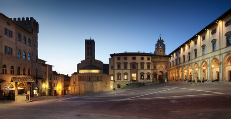 Fototapeta na wymiar Arezzo. Piazza Grande con la Pieve di Santa Maria e il palazzo delle logge 
