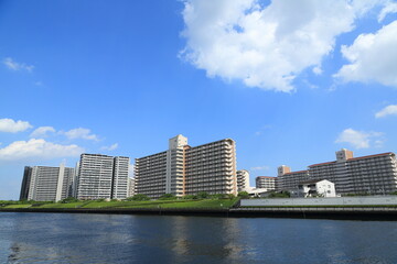 Naklejka premium 隅田川と南千住のマンション群