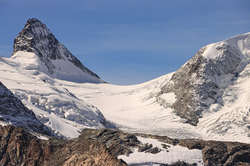 Ein Blickfang der Bernina-Alpen im Fokus; Crast' Agüzza (3854m) im Spätsommer 2022 von der...
