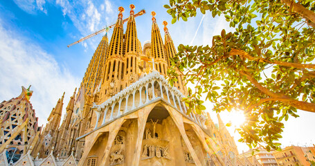 Basilica Sagrada Familia at sunset, Barcelona city, Spain - obrazy, fototapety, plakaty