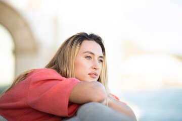Obraz premium young woman leaning and thinking outdoors