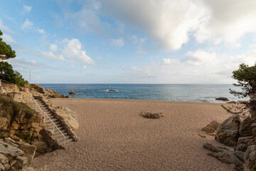 Paisaje de la costa mediterrania en playa d'aro en la costa brava con oceano azul precioso.