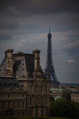 Fototapeta na wymiar Le Louvre et la Tour Eiffel