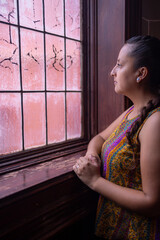 Pensativa en la ventana