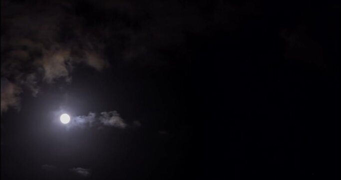 Timelapse Luna brillante y nubes