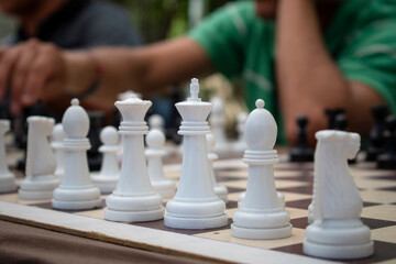Tablero de ajedrez con piezas organizadas en medio de un torneo o competencia. 