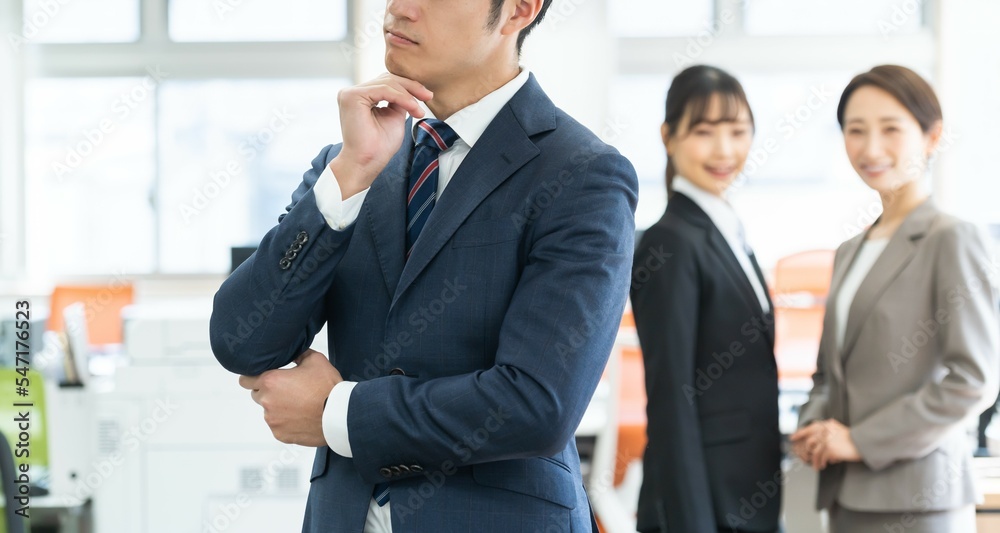 Canvas Prints 考えるスーツを着た日本人男性