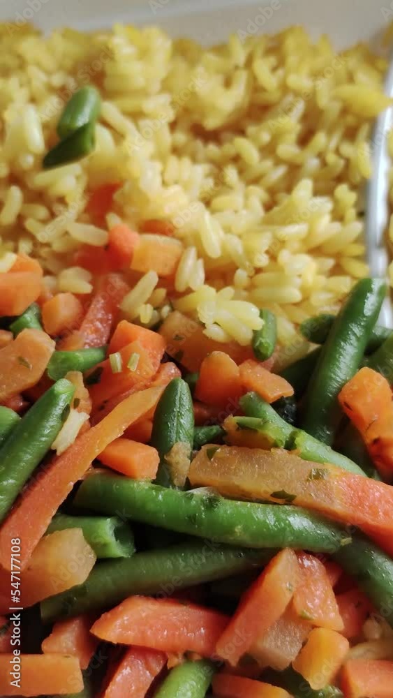 Sticker repas en gros plan, composé de légumes, riz et poisson blanc en sauce