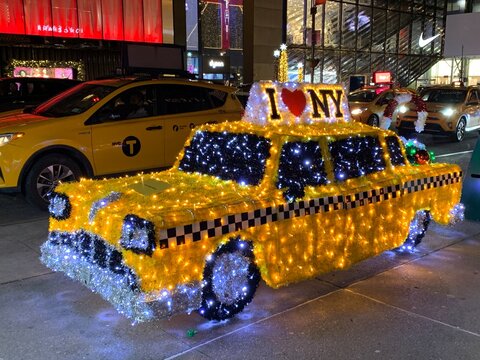 Christmas holiday decorations and displays in NYC New York City