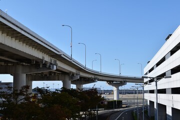 国際空港乗り入れ道路と立体交差
