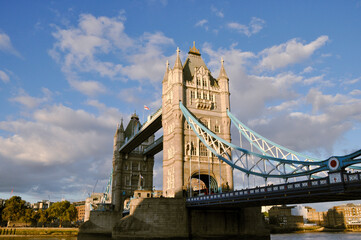 Fototapeta na wymiar The London Bridge in a sunny day of autumn
