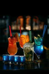 drinki na barze,  różnego rodzaju drinki na barze,  koktajle na barze,  koktajle, koktajle alkoholowe,  drinki alkoholowe,  bar, barman, aperrol,  sex on the beach, mojito, shoty kamikadze, © Wojciech