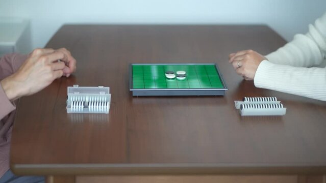 オセロで遊ぶ夫婦