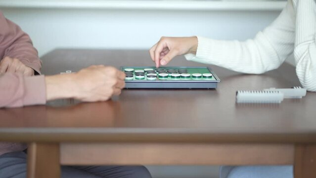 オセロで遊ぶ夫婦
