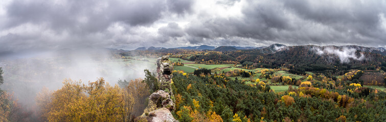 Fototapeta na wymiar Daher Felsenland in der Pfalz. Wandern im Herbst