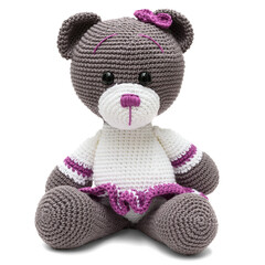 Urso de pelúcia cinza, com um vestido rosa e branco feito na técnica de crochê amigurumi,...