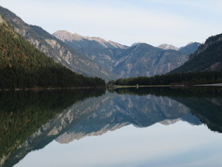 Fototapeta na wymiar Bergspiegelung am See