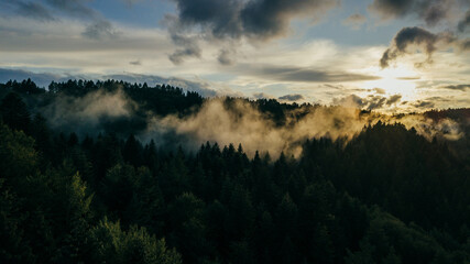 Zachód słońca we mgle, Bieszczady, Polska.