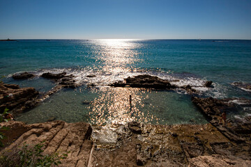 Piscina natural con el agua del mar Mediterráneo encontrada en Calpe con sus aguas cristalinas...