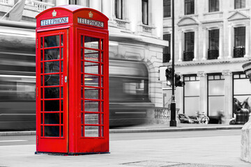 Londen rode telefooncel en rode bus in beweging