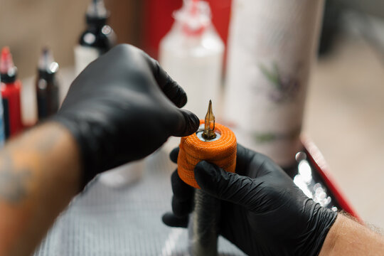 Tattoo artist collects tattoo washing machine. Tattoo needles
