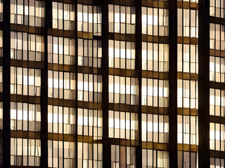 Beleuchtete Fenster eines Wolkenkratzer bei Nacht, Nahaufnahme, Symmetrische Architektur