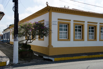 Fototapeta na wymiar Old house in the historic center of Cananéia on the seaside avenue