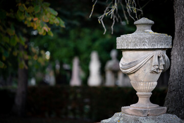Steinvase auf einem Friedhof