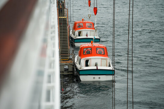 Tenderboote bei einem Kreuzfahrtschiff