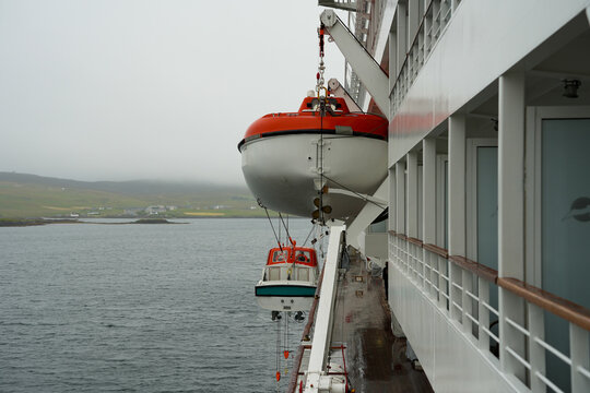 Kreuzfahrtschiff mit Tenderbooten 