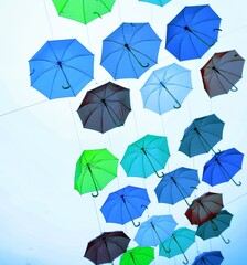 blau, grün und graue , geöffnete regenschirme mit hellblauem hintergrund, freude, leichtigkeit,...