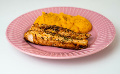 Lomos de salmon escandinavo con pure de calabaza y zanahoria